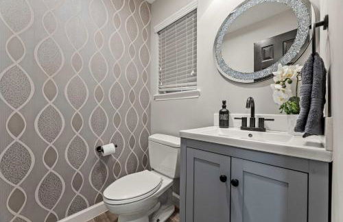 Gorgeous 6BR 3 5 Bth Home with Pool and Game Room - Photo 45