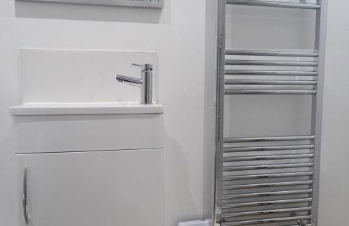 Crossways - a modern two bedroom village apartment close to cheltenham - Photo 2