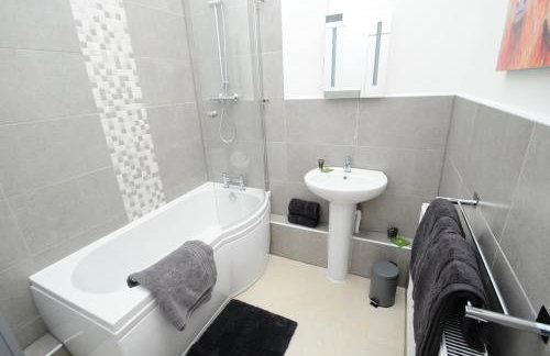 Newly refurbished next to University Hospital Coventry - Foto 8