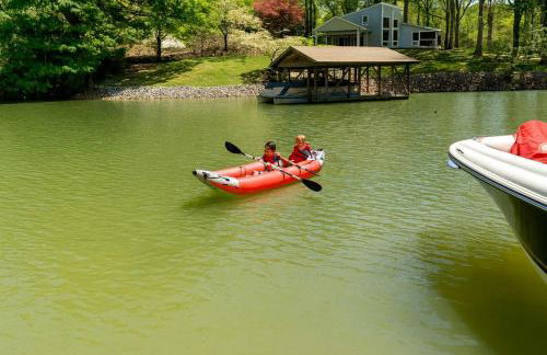 Waterfront Retreat with Spectacular Interior, Jacuzzi and Game Room in NC - Foto 54