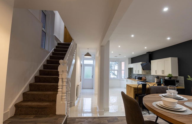 Kensington Place - 4 Bedroom Home w Free Parking - Photo 32