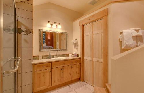 West Pine Cabin on the West Shore by Tahoe Getaways - 2 BR w 2 Bonus Rooms, Hot Tub, Pool Table & Pet Friendly - Foto 15