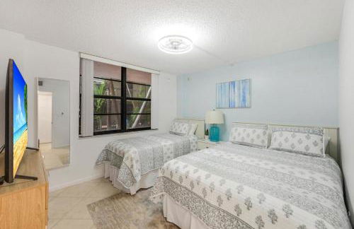 Walkout condo with beach access, pool and pickleball - Foto 24