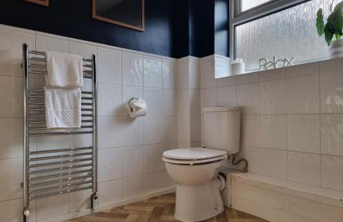 Spacious 4 Bed Holiday Home with Hot Tub & Parking near Matlock Peak District - Foto 37