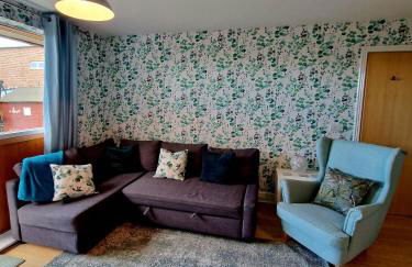 Beautiful Marina Apartment with private garden, flexible bedrooms with zip & link beds - Photo 18