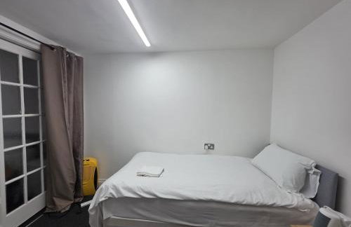 Spacious 3-Bedroom Apartment Near Stratford, 1 Minute From Train Station - Foto 15