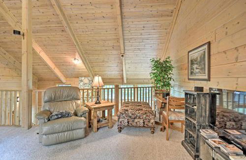 Rustic and Modern Home with Fire Pit on Tower Pond! - Foto 13