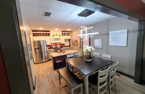 King Bed In Main Floor - Downtown Vacation Rental - Foto 22