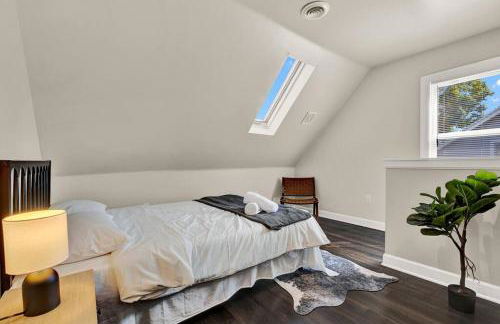 NEW! Fun & style Eastside MKE Best Day Townhouse - Foto 18