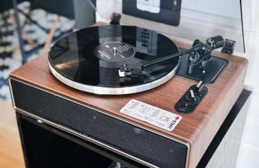 Haven at Cedar Haus Luxury 1BR Escape w Hot Tub EV Charger Gourmet Kitchen Fully Fenced Yard Dogs OK - Foto 23