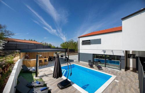 VILLA GEORGE z ogrevanim bazenom in vrtno kuhinjo - Foto 23