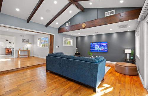 Luxury Estate with Sparkling Pool & Elegant Amenities - Foto 40