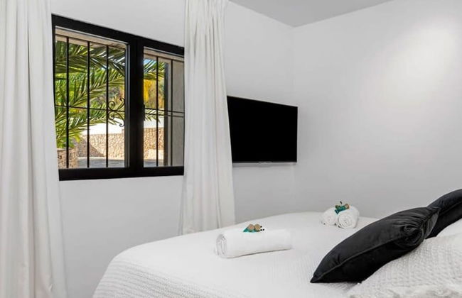 Relax in Luxury at This Stunning Seaside Villa - Photo 37