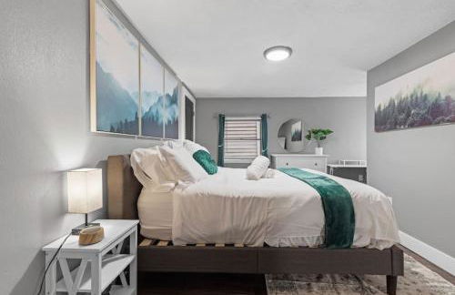 Upscale 2 Story Apartment with 8 beds and Free Parking, walkable to S Highland ave - Foto 29