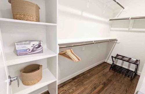 TMC 3-Story Townhome FREE EV Charge - Foto 13