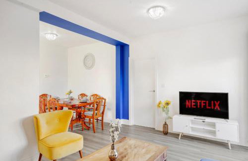 Elegant 3-bed apartment with FREE onsite PARKING in Enfield - Out door Patio - Big savings on Longer Stays - Photo 12