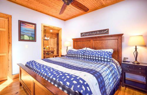 Romantic Penrose Cabin with Pond, Trails and Hot Tub - Foto 14