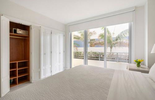 Beachfront Bentley Hotel One Bedroom Suite with Balcony and Beach access - Foto 10