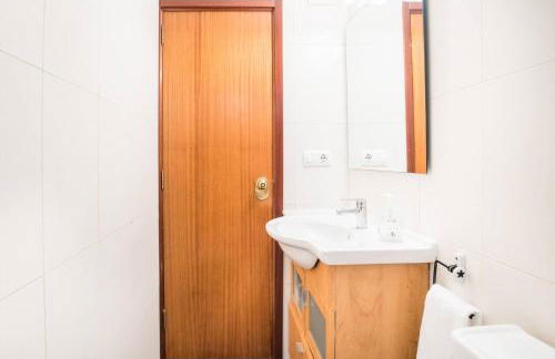 Charming Apartment With Vibrant Accents - Photo 40