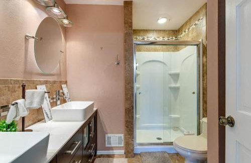 Spacious Aurora Retreat w/ Game Room + Hot Tub! - Foto 15