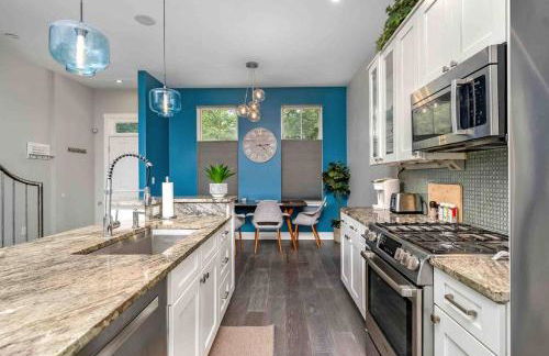 Family-Friendly 4BR Retreat Sleeps 12, Private Yard, Garage, Close to Stadiums, Casino & Downtown - Foto 12