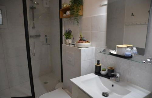 Le Mas Synaé- Joli studio classé 3étoiles avec terrasse et piscine - Foto 20