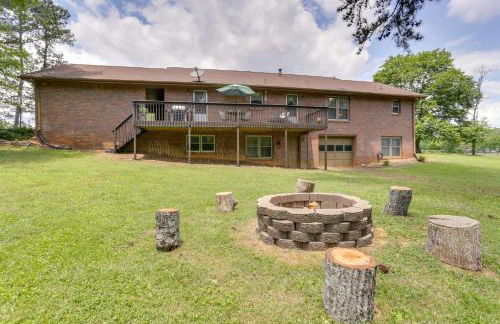 Cozy Georgia Getaway with Deck, Grill and Fire Pit! - Foto 3
