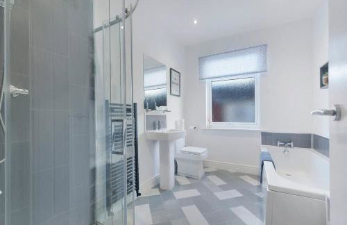 Spacious 4BR on Leafield Rd - Photo 20