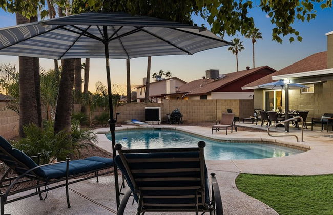 Modern and Stylish Remodeled 4 Bdrm w/ HTD Pool! - Foto 10