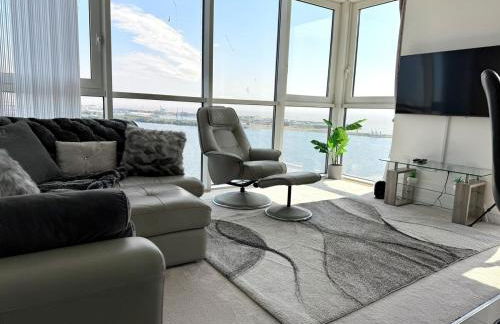 Luxury Waterfront Apartment With Panoramic View - Photo 5