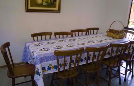 Belíssima Casa com extensa área externa - piscina, sauna, churrasqueira e campo de futebol - com 5 suítes e a 500 metros da Rua das Pedras - Foto 23