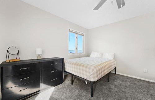 Lakefront - Spacious Family Getaway with Dock! - Foto 31