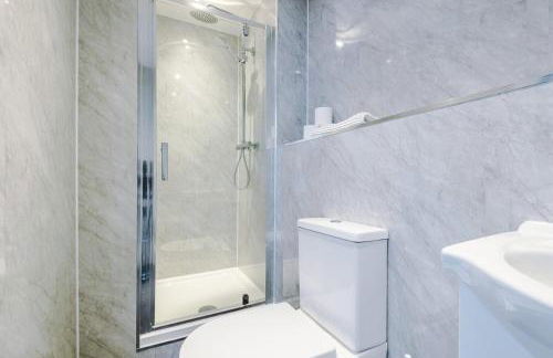 Cohost Partners Cozy Stay Heart of Warrington - Photo 20