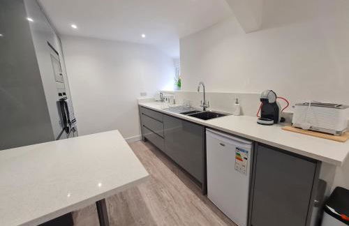 Perfect Location 3 Bed Serviced apartment with Bike Storage for BPW. Close to Brecon Beacons - Photo 6