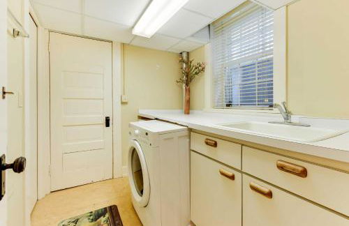 Charming MPLS Home with Patio - Walk to Uptown! - Foto 32