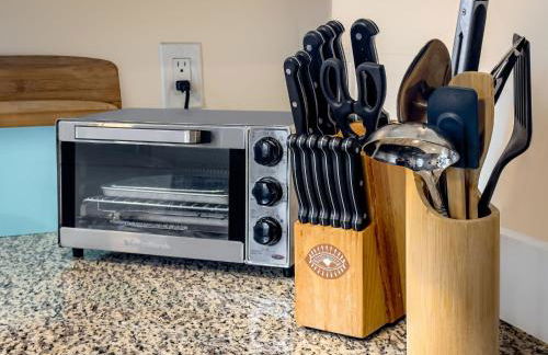 The Carriage House Chic Treetop Loft and Hot Tub - Foto 13