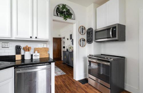 Luxury Short and Midterm Hyde Park Getaway - Photo 18