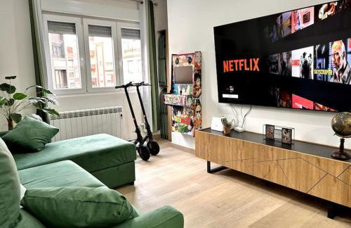 LUJO 10 pax Proyector, Maquina Arcade y Patinetes - Foto 16