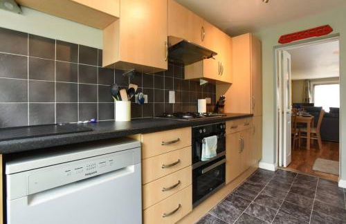 Air Maison - Family Home with Off-Road Parking - Photo 51