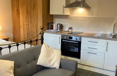 Cottage in Nuneaton - Sleeps 2 - Parking - Garden - Foto 10