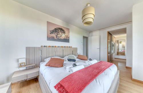 GuestReady - Chic Stay with Jacuzzi and Parking - Photo 4