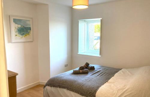 Lovely spacious flat with sea views, sunsets, garden and woodburner - Photo 21