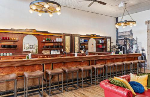 Historic Yellowstone Saloon - Foto 8