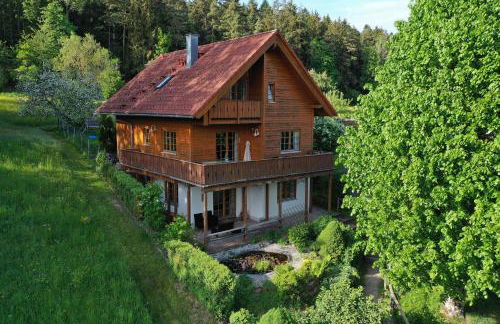 Holz-Ferienhaus Oberbrändi: Kachelofen, Sauna, WLAN, am Wald - Foto 1