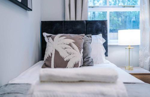 Long Stays Offers , New 2 Bed APT , Sleeps 3 , Wigan , Perfect for Relocations , Contractors , Families - Photo 46