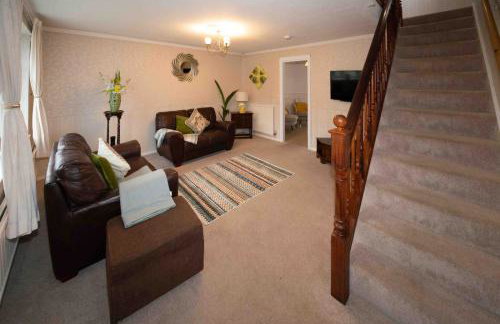 Spacious 3BR House By Kammili Properties in Westhoughton - Free Parking - Photo 2