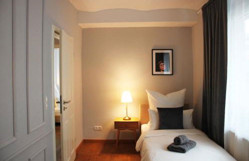 R B Apartment Hamburg Family - zentrumsnah - 108 qm mit Dachterrasse - Küche - Waschtrockner - Smart TV - Badewanne & Dusche - kostenloser Parkplatz - 2 Schlafzimmer - Foto 16