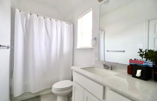 Luxe Living 4-bedroom with fireplace & game room - Photo 16