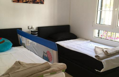 Modern, lovely, poolside 2 bedroom apartment - Foto 2