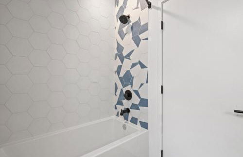 Modern Luxury in the Heart of Austin 3BR 3BA with Huge Balcony - Foto 35